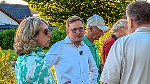 Manuel Strasser sucht bei dem „GehSpräch“ den Kontakt zu den Bürgerinnen und Bürgern.