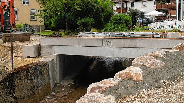 Die neue Weisenbachbrücke, über die künftig wieder die Hindenburgstraße führen wird, ist weit vorangekommen. Bei dem Projekt wird der ...
