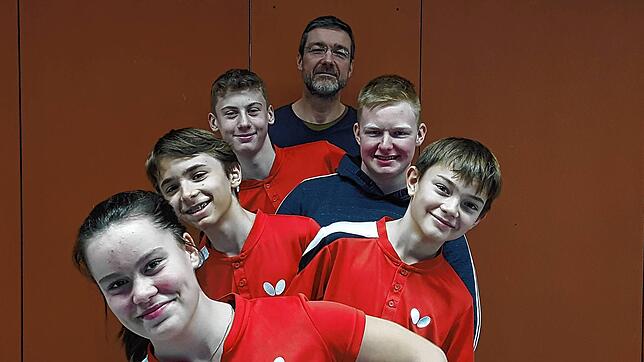 Der Tischtennisclub Lauchringen, hier ein Bild der Jugendmannschaft, wünscht sich neue Bälle und Netze für die Tischtennisplatten.