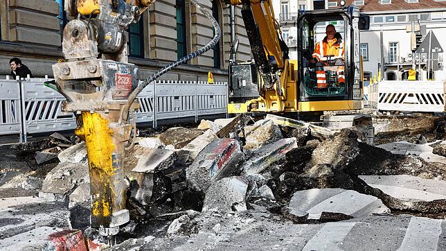 Wolfgang Reichle trägt den Asphalt vor dem Konstanzer Sparkassen-Gebäude ab. Was die Archäologen darunter wohl finden werden? Das werden ...