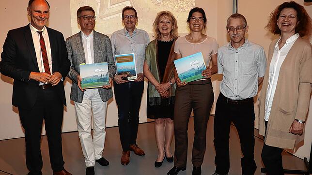 Zwei neue Hohentwiel-Bücher wurden offiziell vorgestellt: Darüber freuen sich (v.l.) OB Bernd Häusler, Museumsleiter Christoph Bauer, ...