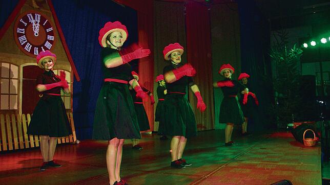 Einer der Höhepunkte in der Bodanrückhalle: Das Damenballett tritt als Schwarzwaldmädels auf und begeistert das Publikum – ähnlich ...