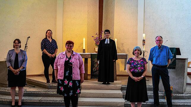 Der Kirchengemeinderat (hinten, von links): Katharina Binkert und Pfarrerin Heidrun Moser; (vorn, von links:) Stephanie ...