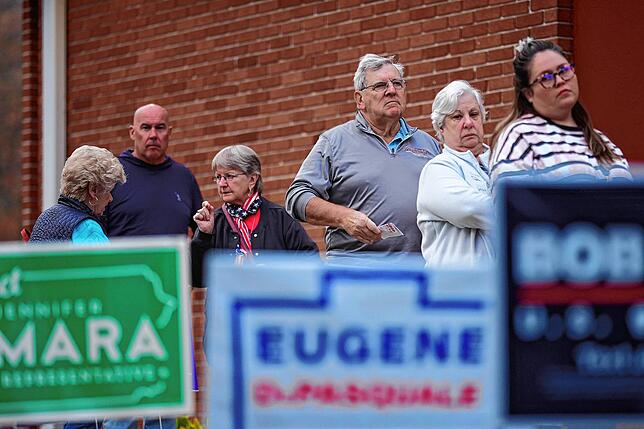 Wähler stehen in Springfield Schlange, während sie auf die Öffnung eines Wahllokals warten.