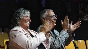 Die Landtagsabgeordnete Martina Braun und Staatssekretär Arne Braun kommen in den Genuss einer besonderen Aufführung. Foto: Birgit ...