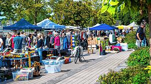 Das schöne Wetter am Samstag lockte zahlreiche Besucher auf den Nachtflohmarkt in Friedrichshafen.