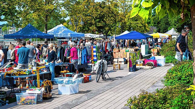 Das schöne Wetter am Samstag lockte zahlreiche Besucher auf den Nachtflohmarkt in Friedrichshafen.