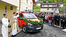 Der Mannschaftstransportwagen wird von Vikar Sandro Pröbstle gesegnet. Der ganze Ort nimmt an dem Ereignis Anteil, es wird gefeiert. ...