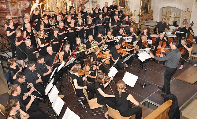 Der durch Gastsängerinnen und Gastsänger verstärkte katholische Kirchenchor &bdquo;Mariä Himmelfahrt&ldquo; beim Peter-Thumb ...