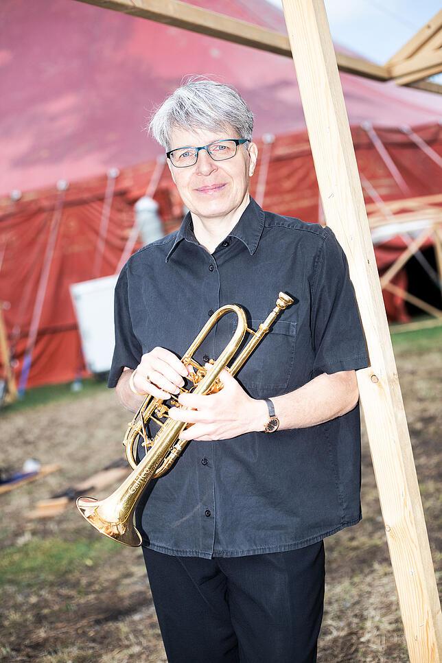 Bild 4: Die Musiker der Südwestdeutschen Philharmonie Konstanz spielen im Lustschloss-Zelt. Wir stellen sechs von ihnen vor &ndash; und ihr bestes Stück