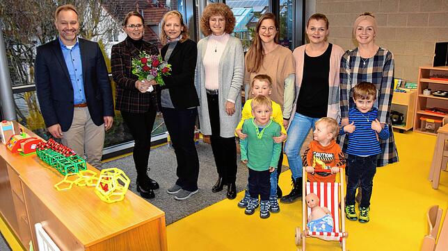 Sie freuen sich über den Einzug in den provisorischen Kindergarten (hinten von links): Matthias Weckbach (Bürgermeister), Claudia ...