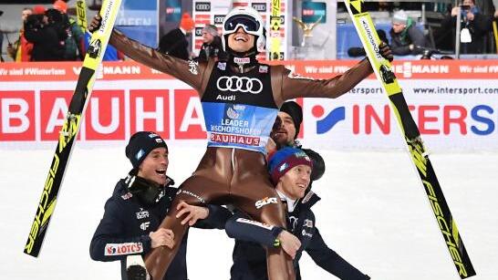 Kamil Stoch hat es geschafft und alle vier Springen der Tournee gewonnen. Seine Teamkollegen tragen den Dominator nach dem ...
