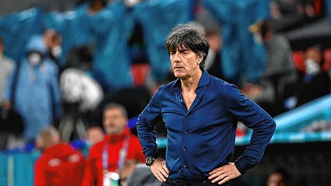 Bundestrainer Joachim Löw verfolgt das Spiel.