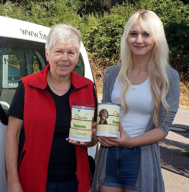 Für Spenden: Die Tierheim-Mitarbeiterinnen Monika Ciulla (links) und Maria Kaiser zeigen Spendendosen, die im Tierheim abgeholt werden ...