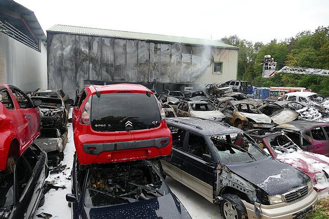 Bild 8: 70 Alt-Fahrzeuge brennen bei Autoverwerter im Industriegebiet Hardt