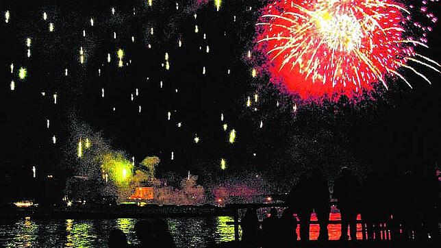 Über dem Rhein bei Basel wird es auch 2021 in der Silvesternacht kein großes Feuerwerk geben. Diese Aufnahme entstand im Jahr 2011.