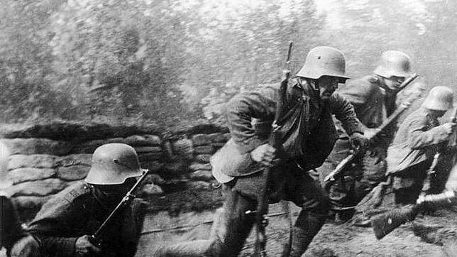 Soldaten eines deutschen Sturmbataillons beim Angriff.