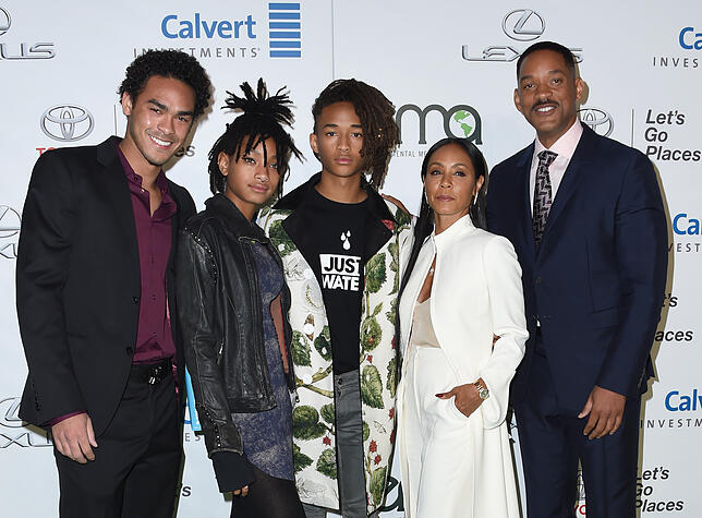 Gestatten, Familie Smith – das sind Trey, der Sohn aus erster Ehe, sowie die Kinder Willow und Jaden. Rechts stehen Jada Pinkett-Smith ...