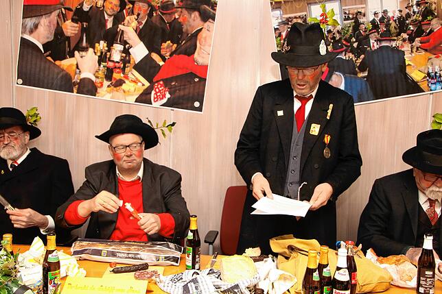 Dem Oberwälder Franz Michler (rechts) ist wieder einiges zu Ohren gekommen. Bürgermeister Alexander Guhl hatte mehr Freude an seinem Senf.