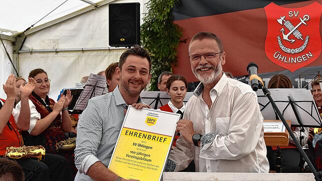 Vom Präsidenten des Südbadischen Fußballverbands, Reinhold Brandt (rechts), nimmt der SV-Vorsitzende Timo Schäuble die Glückwünsche zum ...