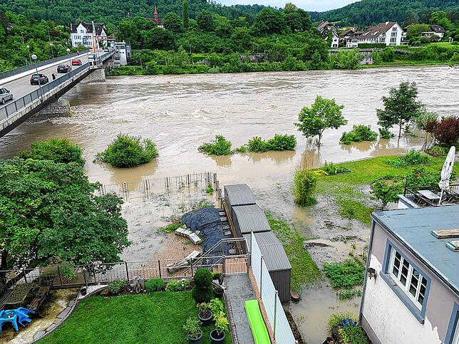 Auch beim Grenzübergang Rheinheim – Bad Zurzach ist am Samstag der Rhein über die Ufer getreten. Bereits am Sonntagmittag hat sich die ...