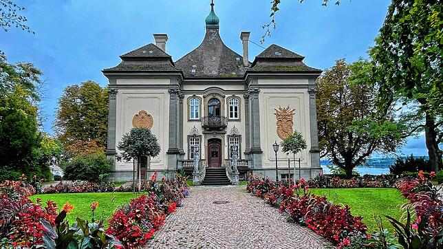 Attraktiv bepflanzt sind die Blumenbeete rund um das Schloss Rauenstein. Doch das Gebäude selbst steht leer. Es gehört der Stadt.