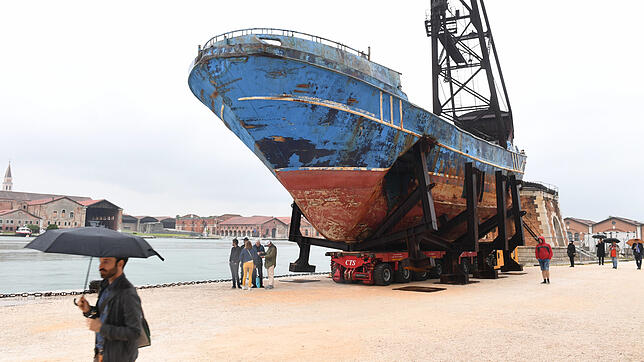 Das Wrack der &bdquo;Barca Nostra&ldquo;, das im Jahr 2015 mit mehreren Hundert Migranten an Bord gesunkene Schiff, steht im Arsenale ...