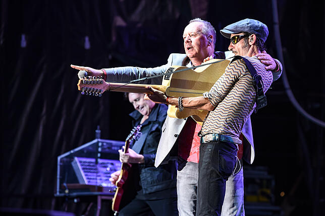 Spaß auf der Bühne und vor der Bühne: Jim Kerr und Gordy Goudie.