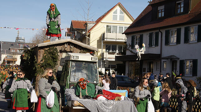 Strahlend blauer Himmel und Sonnenschein: Beim Umzug am Fischbacher Samstag haben sich 800 Hästräger (hier die Hexen aus Brochenzell) ...