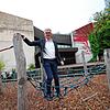 Pfarrer Bernd Walter vor der Susokirche. ArchivBild: Stefan Hilser