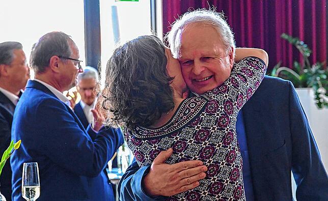 Ein dickes Bussi für Andreas Dobmeier gibt es nach seiner Abschiedsrede von Lebensgefährtin Noemi Lukodi.