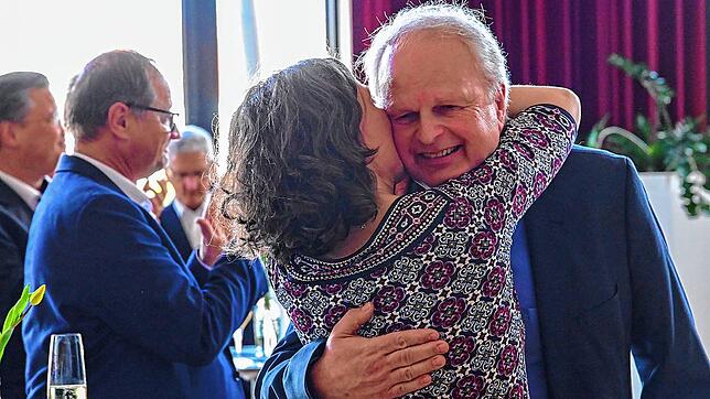 Ein dickes Bussi für Andreas Dobmeier gibt es nach seiner Abschiedsrede von Lebensgefährtin Noemi Lukodi.