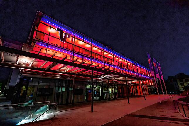 Night of Light am Montagabend aus ernstem Anlass: Der Volksbank-Hauptsitz am Villinger Riettor erstrahlt in rotem Licht. Diese besondere ...