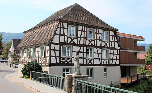 Belebter Dorfkern: Im Gasthaus Sternen neben der Aachbrücke und dem angrenzenden modernen Neubau sind insgesamt 13 Apartments entstanden.