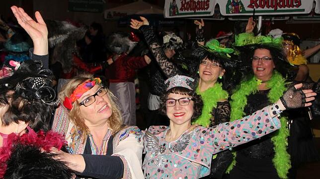 Polonaise: Die Wiiber haben ihre Fasnacht ausgelassen gefeiert.
