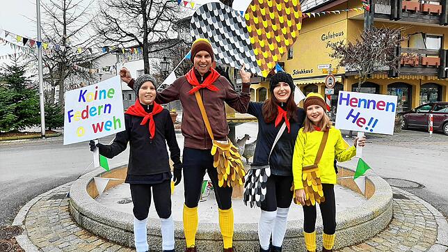 Familie Schütz aus Immenstaad macht es vor: Finn, Alexander, Pia und Lilli (von links), alles aktive Hennen, posieren am Hennenbrunnen ...