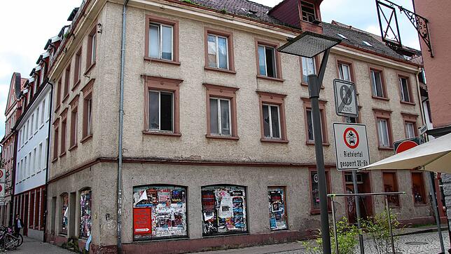 Verbarrikadierte Fenster, zerbrochene Scheiben, schäbige Fassade. Das Eckhaus befindet sich in einem erbärmlichen Zustand.