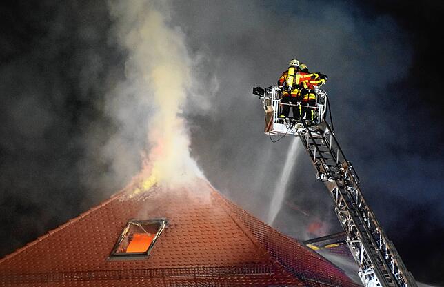 Bild 1: Bilder von den Löscharbeiten beim Großbrand eines Dachstuhls in Mahlspüren im Tal
