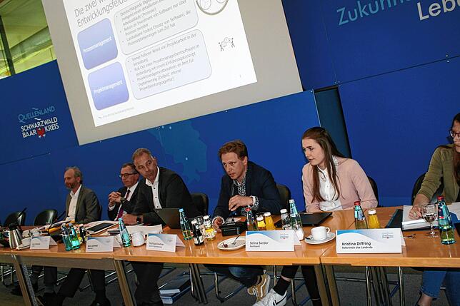 Matthias Kreutzer (dritter von links) und Selina Sander sprechen bei der Sitzung des Kreisausschusses über Digitalisierung. Von links ...