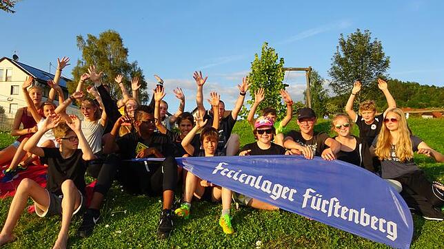 Die Kinder und Jugendlichen aus Kleve feuerten kräftig ihre Mannschaft beim jährlichen Fußballspiel des Ferienlagers gegen die ...