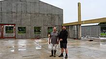 Ortsvorsteher Hermann Leiz und Architekt Alexander Kionka in den übrig gebliebenen Teilen der alten Litzelhardthalle. Hinter der großen ...