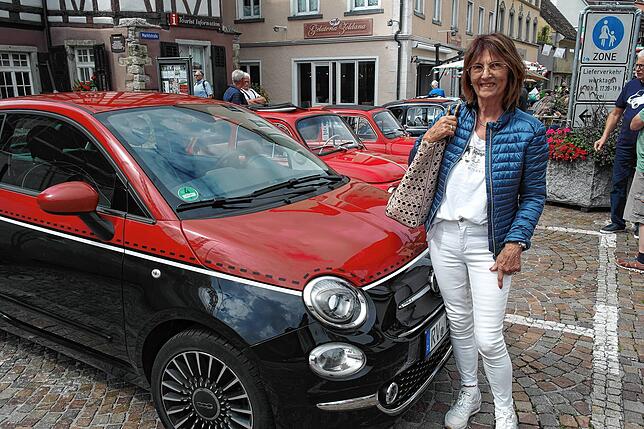 Sie machte ihren Führerschein mit dem Fiat 500: Für Erna Besserer aus Baienfurt ist ihr Auto eine Erinnerung an früher.