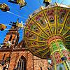 Ein Riesenkettenkarussell vor dem Basler Münster.