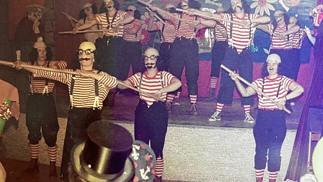 1976: Der erste Auftritt der Gymnastikfrauen am Elferratsball im Gasthaus zur Post mit &bdquo;Die Turner von anno dazumal&ldquo;. Es war ...