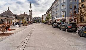Der Bahnhofplatz ist jetzt ein verkehrsberuhigter Bereich, der für den motorisierten Individualverkehr gesperrt ist. Nach jahrelangem ...