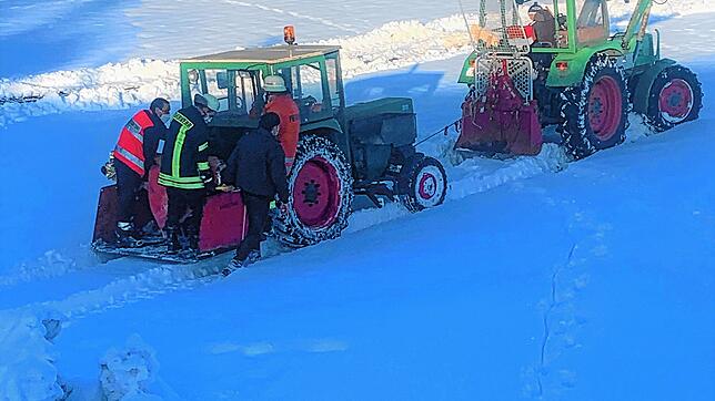 Personenrettung im Schnee per Traktor
