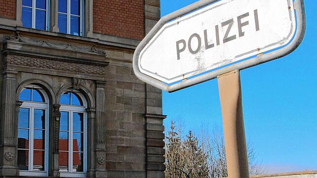 Wegweiser zur Polizei &ndash; die waren mit der Reform vielerorts nicht mehr nötig. Die damalige Landesregierung machte über 200 Posten ...