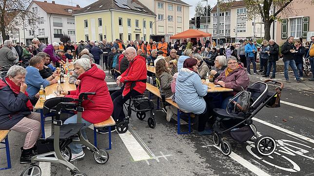 Essen auf der Bundesstraße, das war eine einmalige Angelegenheit nachdem die B34 frisch saniert war. Mit 900 Grillwürsten und Getränken ...