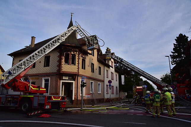 Bild 3: Bilder des ausbrennenden Weinhaus Schunk