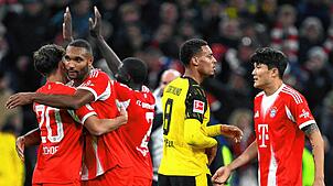 Borussia Dortmund, 7. Spieltag, Allianz Arena, Felix Nmecha (2.v.r, Borussia Dortmund) reagiert während Münches Spieler Tom Bischof ...